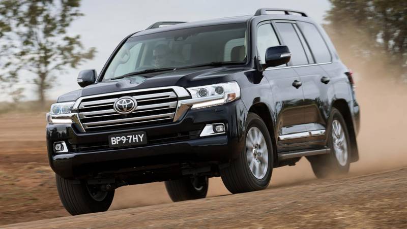 Comparison - Toyota Highlander Limited 2016 - vs - Toyota Land Cruiser ...